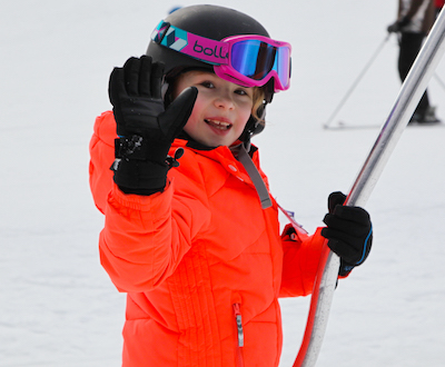Enfant en colonie de vacances entrain d'apprendre à faire du ski avec des cours E.S.F.