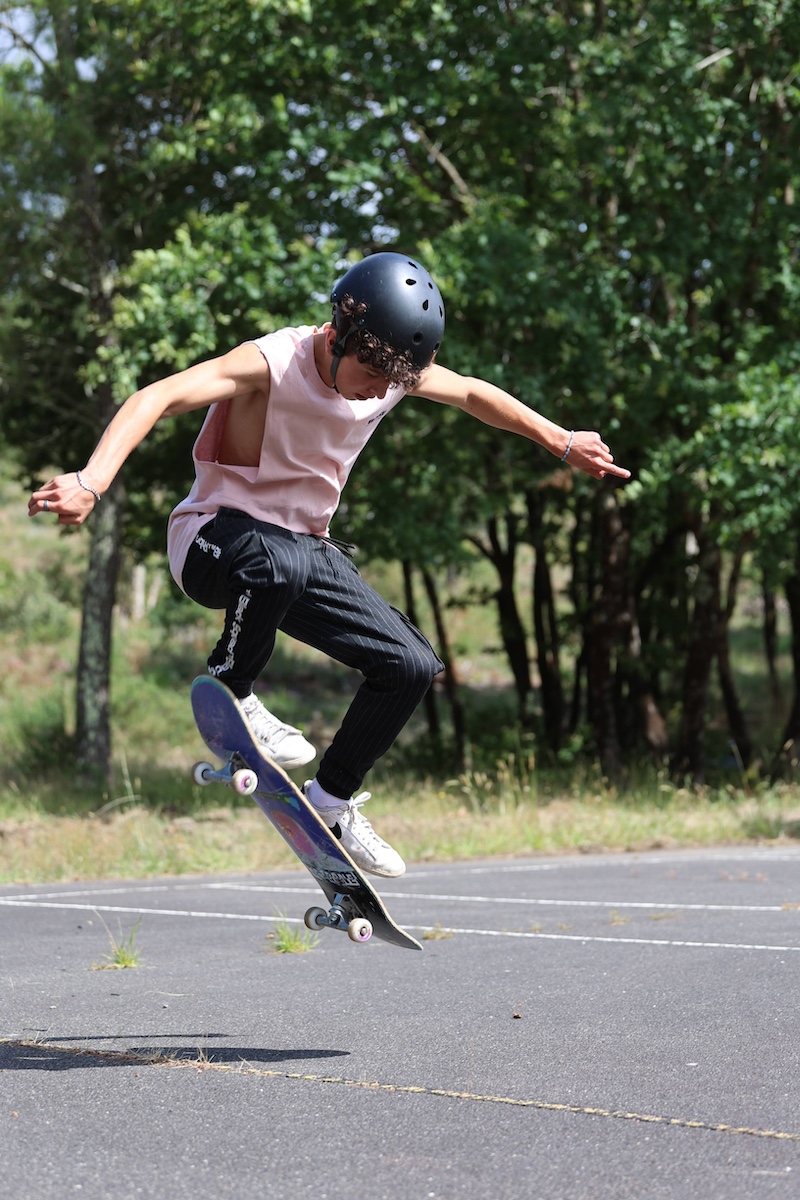 Un jeune ado de 14 ans entrain de faire du skateboard dans un camp de vacances l'été dans les Landes.