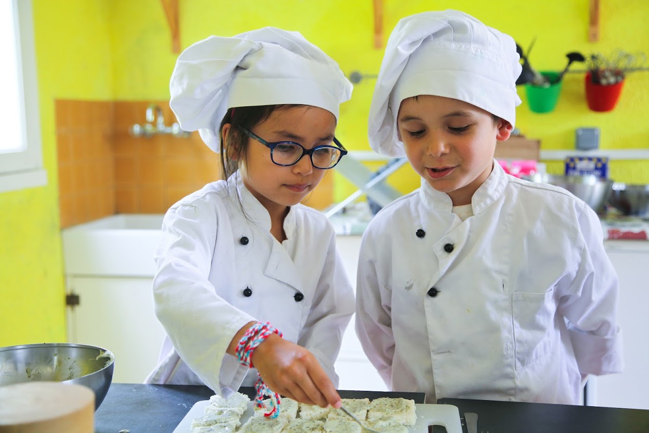deux enfants en activité cuisine dans une colo