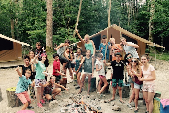 Des ados entrain de profiter d'une colonie de vacances multiactivités.