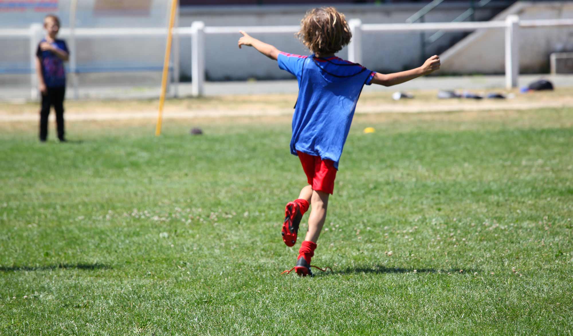 Enfant de 9 ans sur une colo spéciale football avec de nombreux jeux en groupe pendant les vacances d'été en France