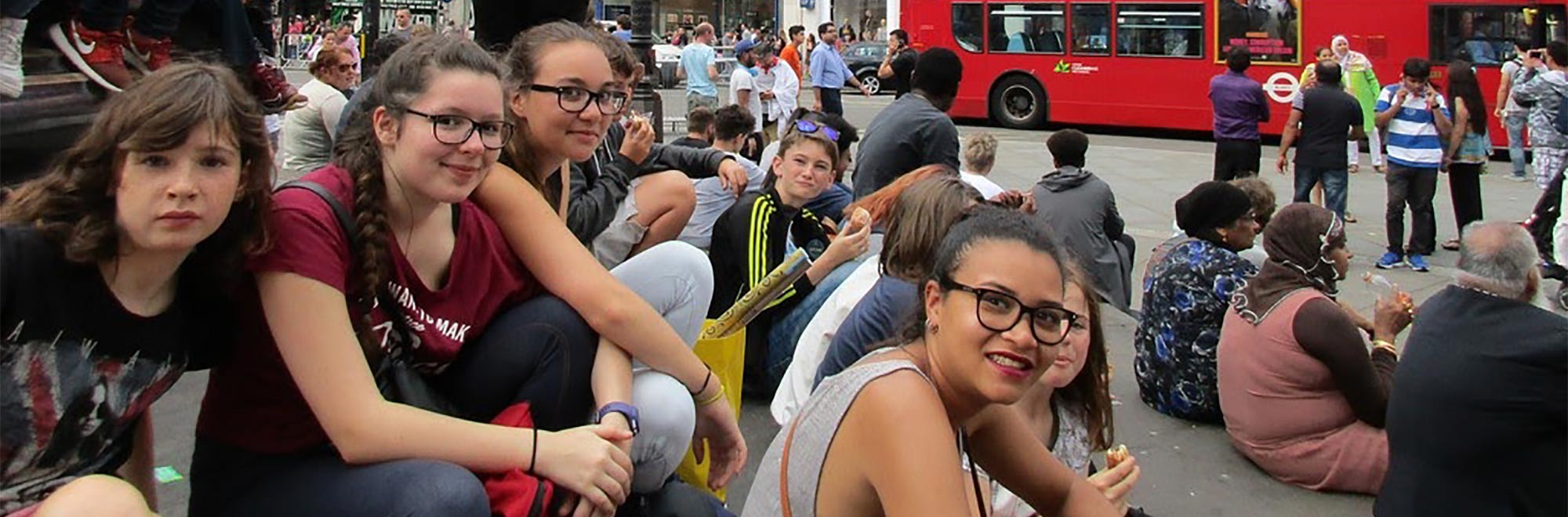 Un groupe d'ados en visite d'une ville à l'étranger lors d'un séjour de vacances au printemps