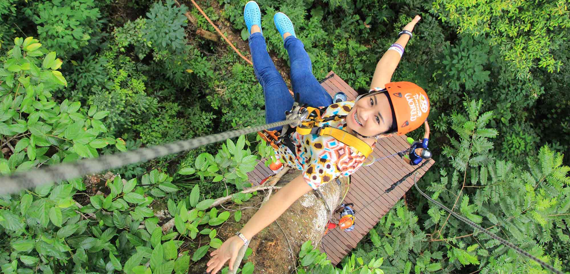 Ado de 17 ans pratiquant une activité sportive en pleine nature pendant sa colo de vacances du printemps