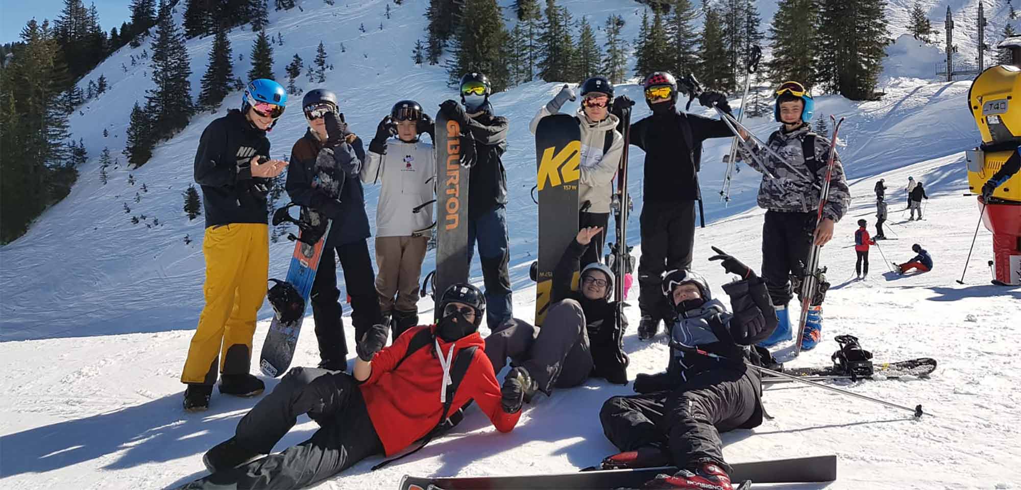 Groupe d'ados sur un séjour de vacances ski ou snowboard pour des activités spéciales glisse dans les Alpes du Sud dans la station de Châtel pendant la saison d'hiver