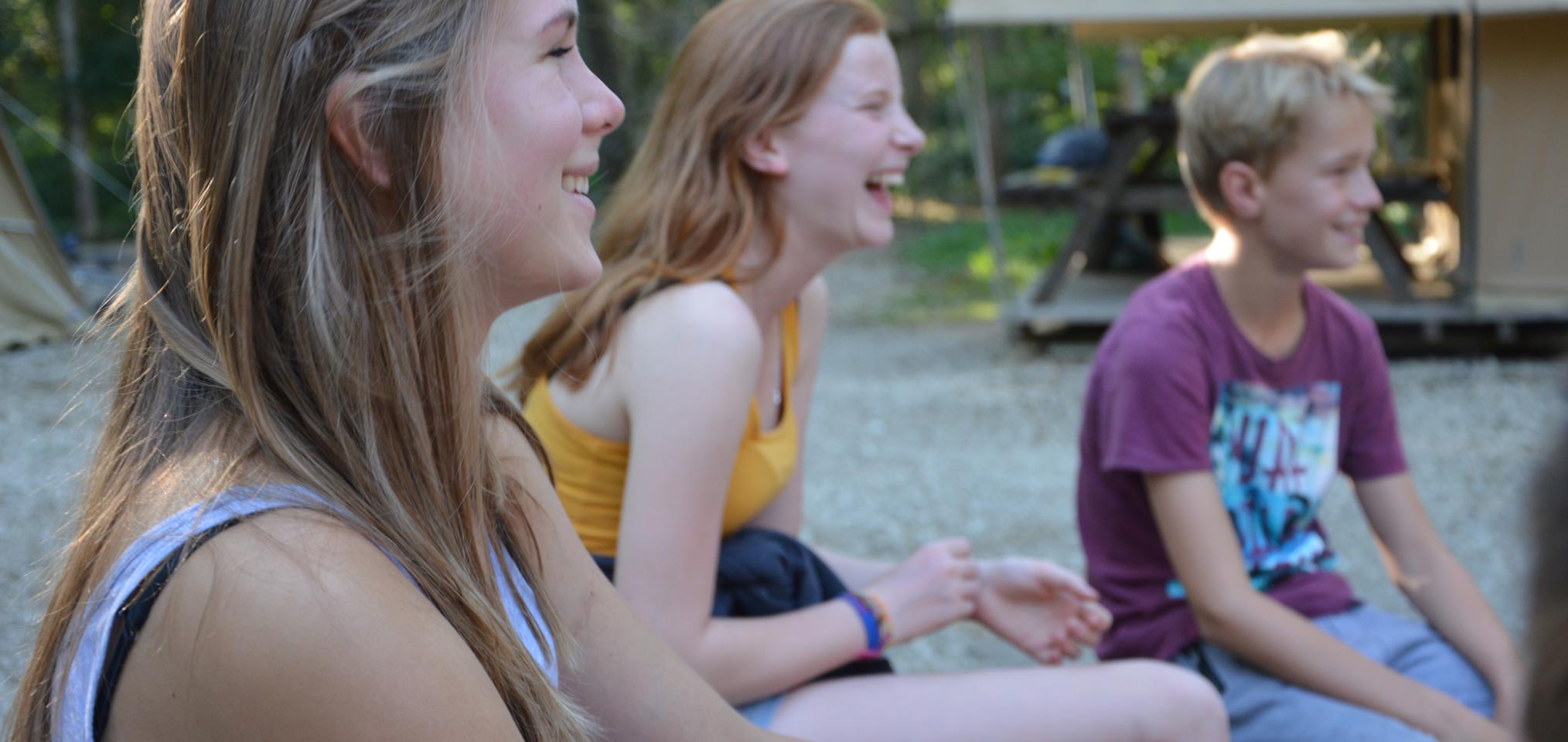 Ados en camp de vacances avec nuit dans la nature pendant les vacances d'été en France