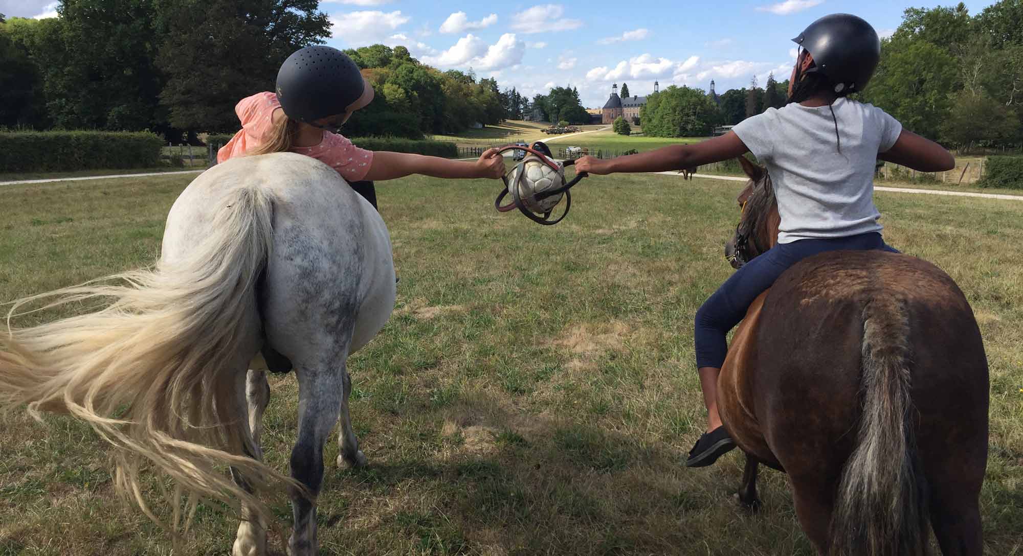 Enfants de 10 ans sur une séance poney lors de leur colonie de vacances d'été en France