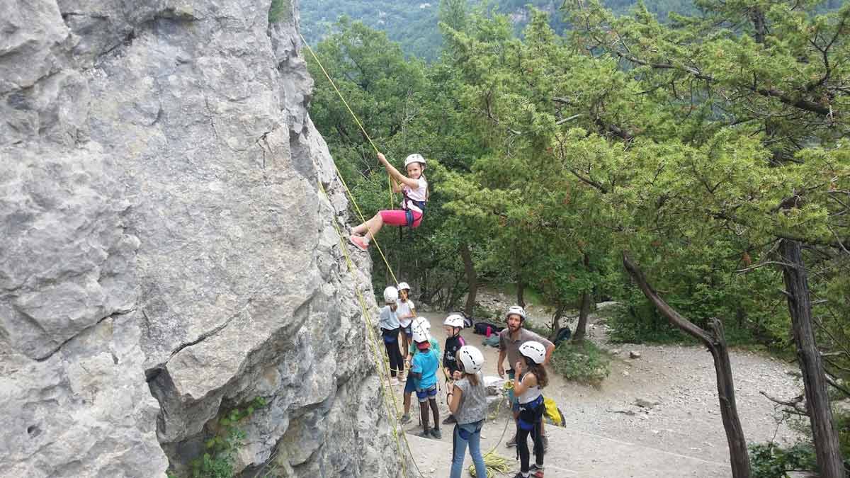 Enfants de 10 ans sur un camp de vacances entrain de faire de l'escalade.