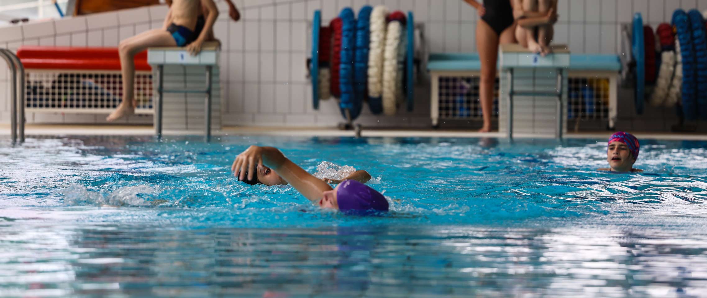Enfant de 10 ans en apprentissage de la natation lors d'une colo d'été en France pour ses vacances.
