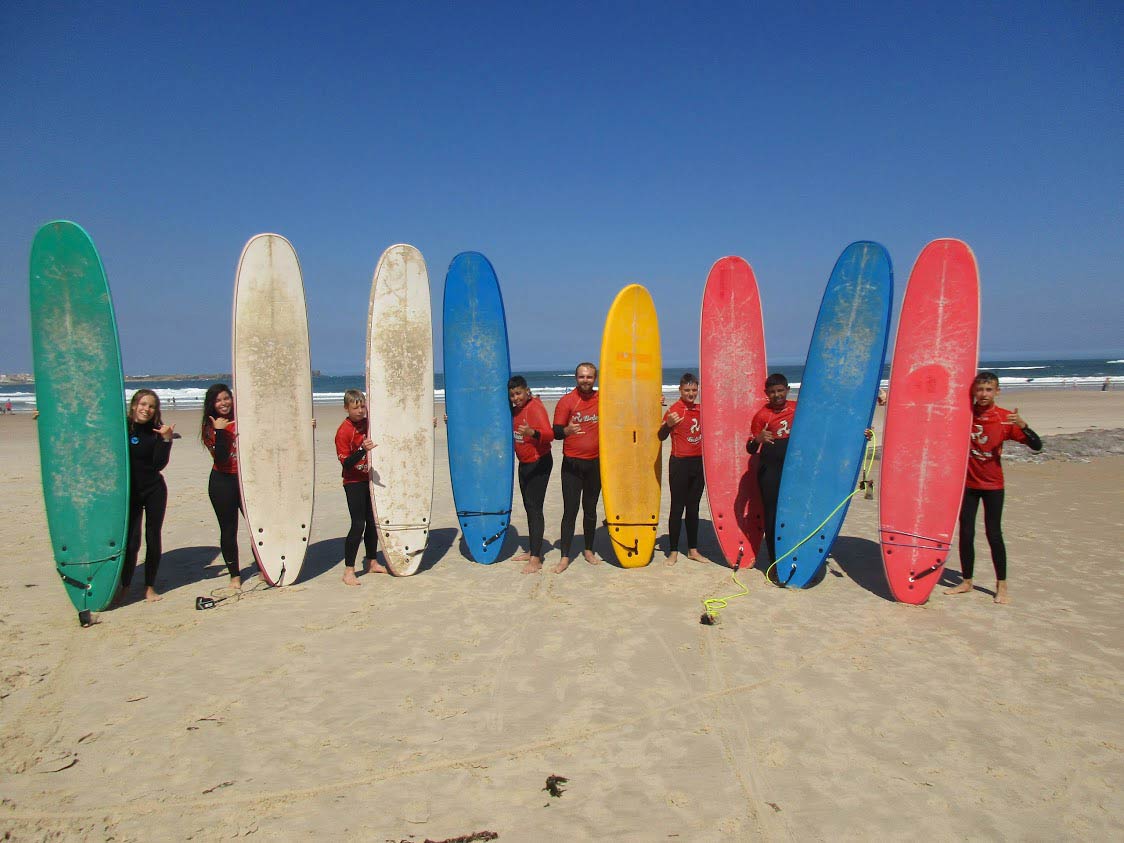 Des ados entrain de faire du surf en colo au Portugal.
