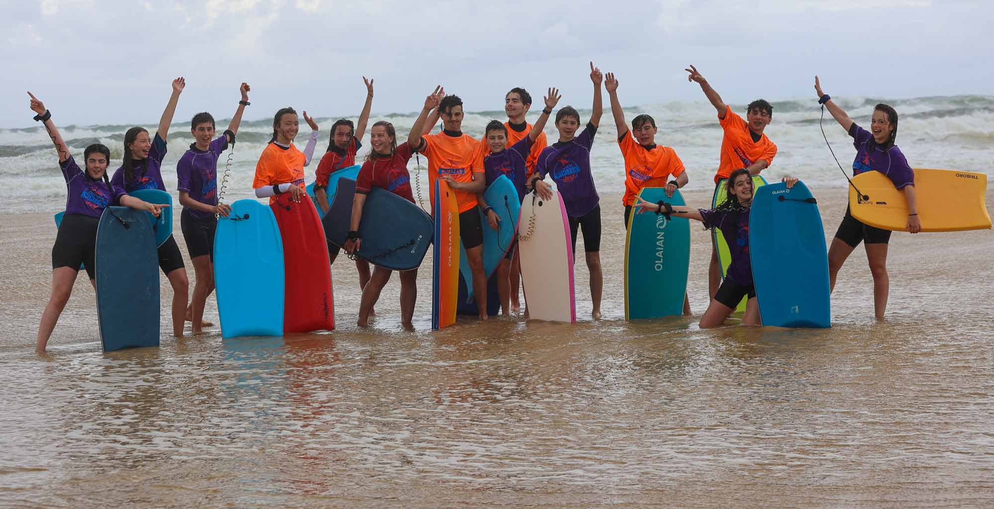 Groupe de jeune de 12 à 17 ans en camp de vacances sur la côte française pour profiter de l'océan et des activités aquatiques pendant l'été
