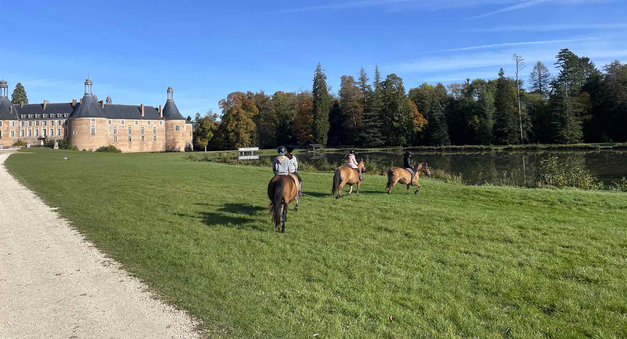 Enfants de 6 à 12 ans en colonie de vacances équitation dans un cadre unique en France.