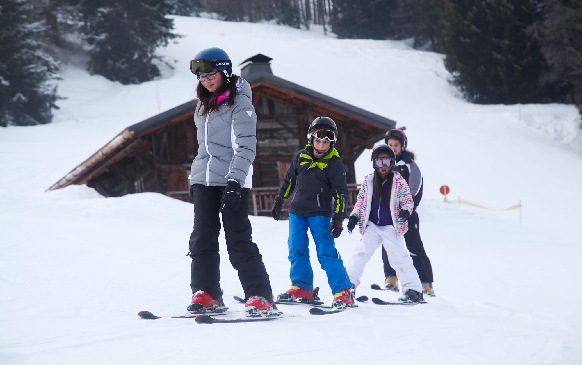 Groupe d'enfants de 6 à 12 ans en colo ski lors de leur vacances d'hiver