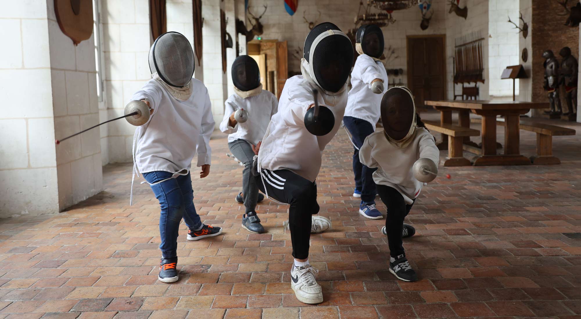 Groupe d'enfants de 6 à 12 ans en activité visite d'un château pendant une colo de vacances en France lors de la saison d'été