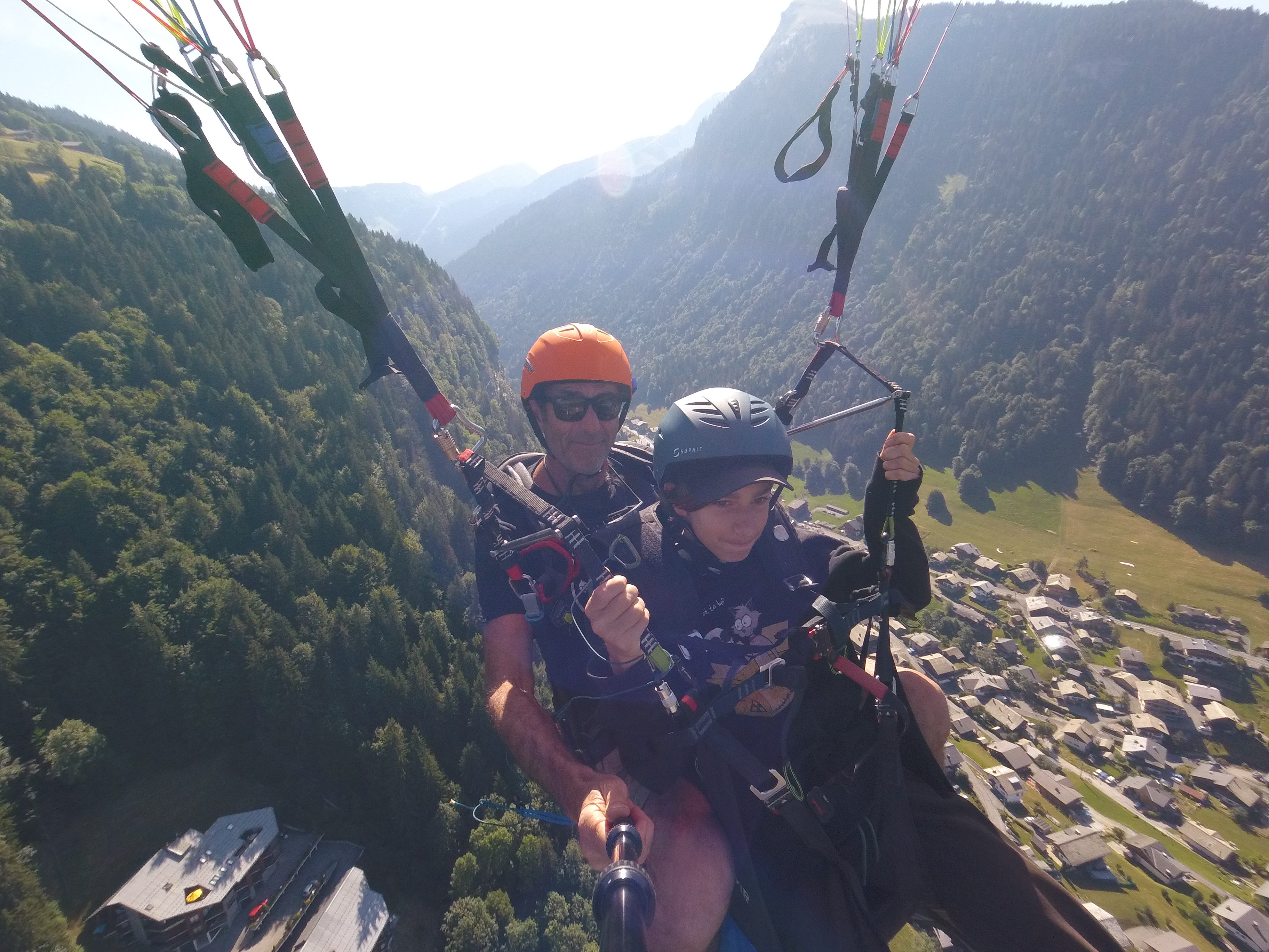 Un ado de 15 ans entrain d'effectuer son baptême de parapente à Châtel lors d'une colo l'été.