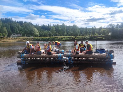 Un groupes de jeunes ados de 14 à 17 ans en colo en Suède entrain de faire du radeau en pleine nature l'été.